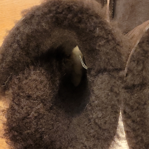 Ugg Bailey Button Triplet II BOOT in dark brown. Size 5 - Picture 8 of 13